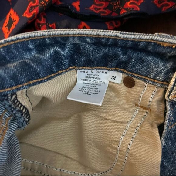 Rag & Bone Ryan Super High-Rise Jean - Norwalk
Relaxed Fit Mid Indigo Jean - Picture 14 of 15